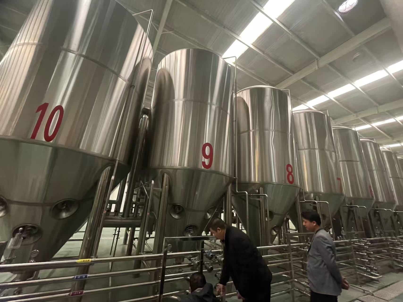 山东精酿啤酒设备厂—平面布置、设备设计、制造、调试、培训等一条龙服务